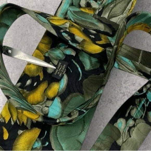 CARNAVAL DE VENISE Silk Tie Black Blue Floral W:4" EUC - Picture 3 of 6